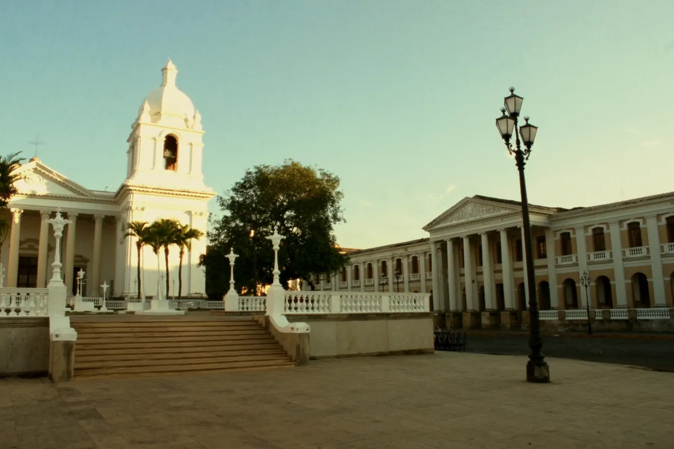 Catedral Metropolitana y Palacio Nacional en el centro histórico de San Salvador