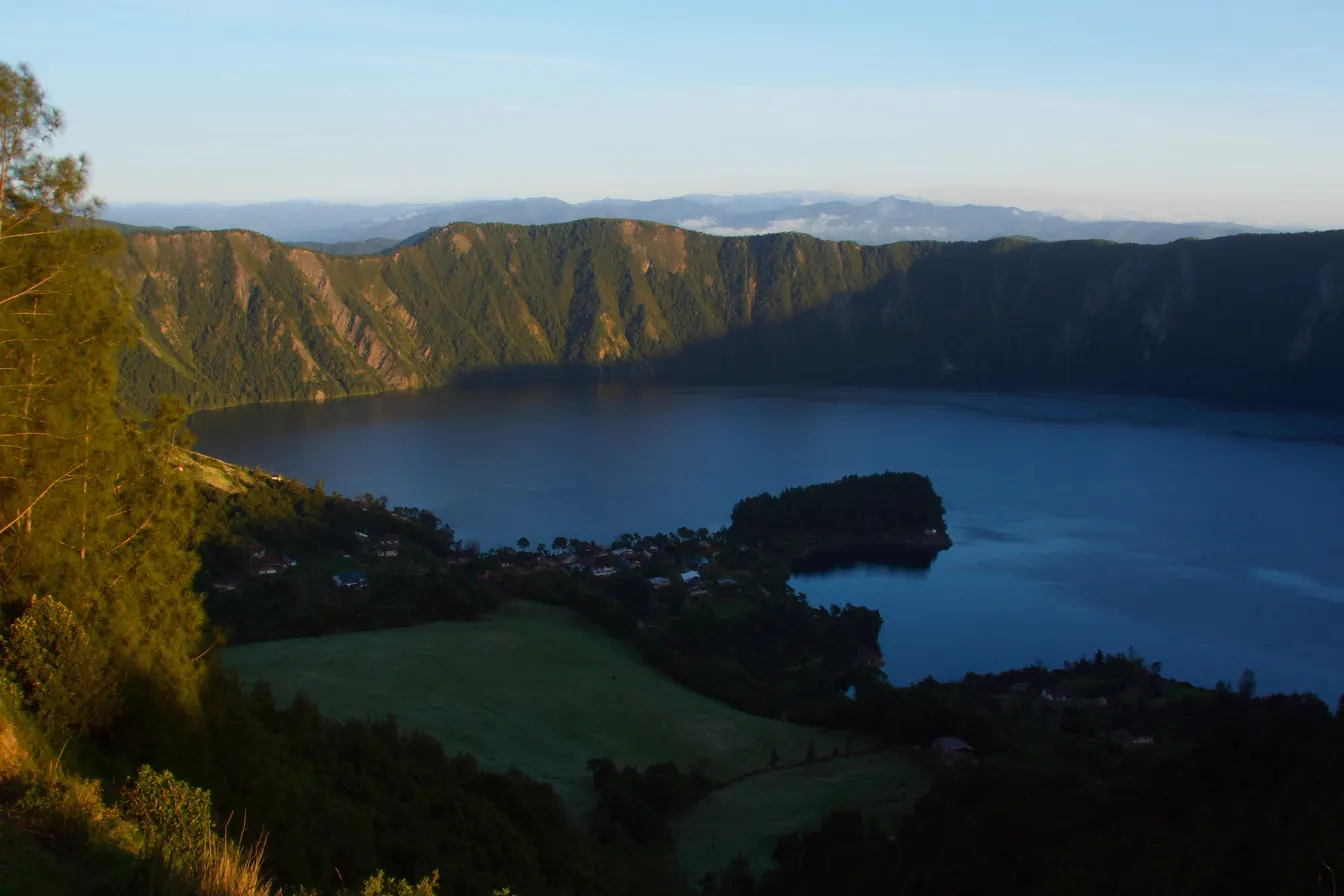 Lago de Coatepeque visto desde lo alto al amanecer