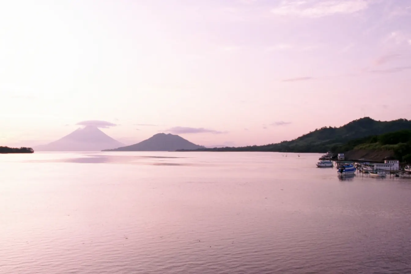 Lago de Ilopango al amanecer