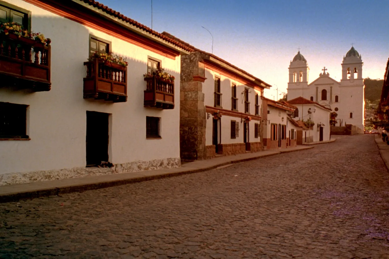 Calle empedrada de Suchitoto con la iglesia Santa Lucía al fondo